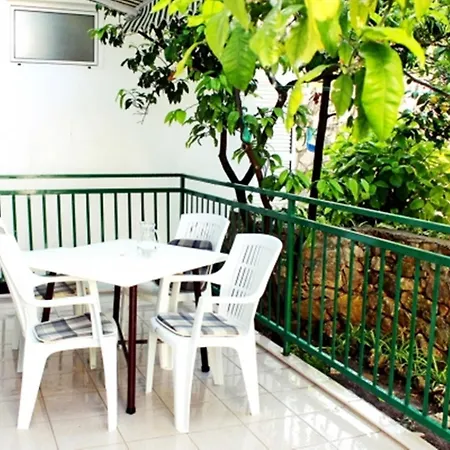 Pansion Franka Apartment Brist