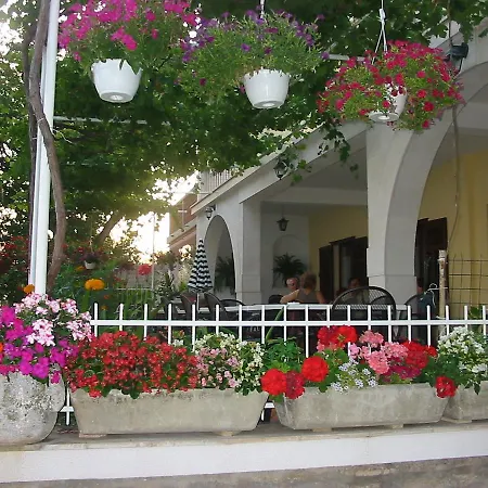 Pansion Franka Apartment Brist